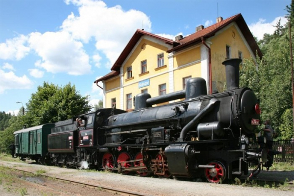 Od neděle bude jezdit přímý spěšný vlak z Prahy až do jihočeské Blatné, bude ho vozit historická lokomotiva