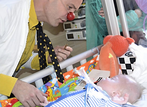 Návštěvy Zdravotních klaunů viditelně prospívají dětem na trvalé přístrojové podpoře 