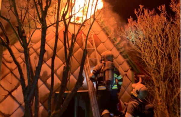 V nepřístupném terénu na Berounsku došlo k požáru chaty