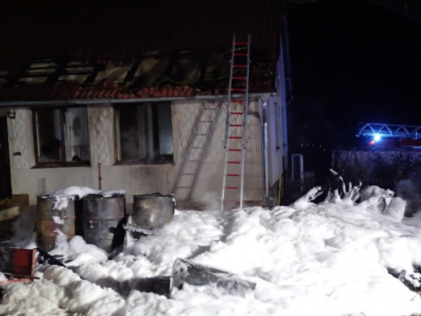 Hasiči hasili v -10 stupních Celsia požár přístřešku a střechy rodinného domu na Berounsku