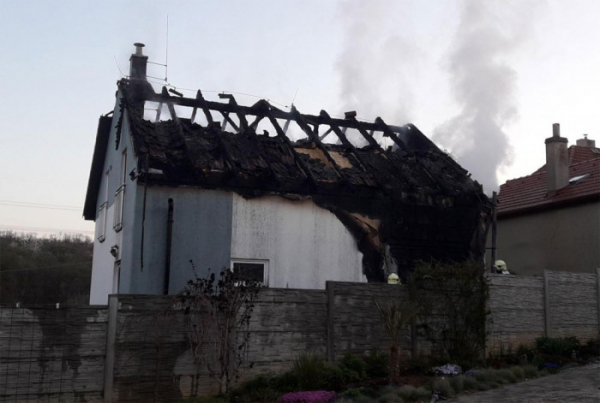 V Rovině na Berounsku hořela střecha rodinného domu, plameny napáchaly škody za jeden a půl milionu korun