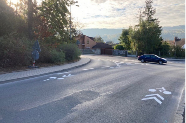 V Berouně se na silnici objevil nový piktogramový koridor pro cyklisty