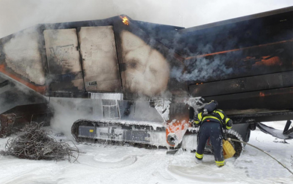 Ve Zdicích na Berounsku způsobil požár drtiče odpadu škodu 15 milionů korun