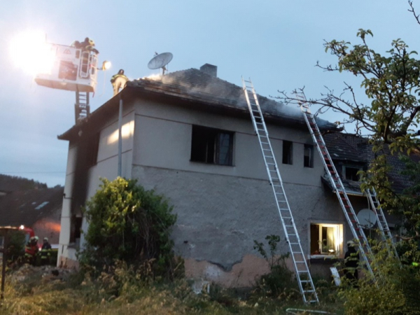 Při požáru rodinného domu na Berounsku zemřela jedna osoba, další skončila v nemocnici