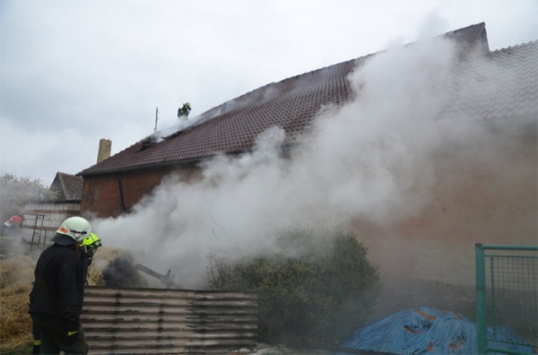 Při požáru střechy rodinného domu na Berounsku zasahovalo pět jednotek