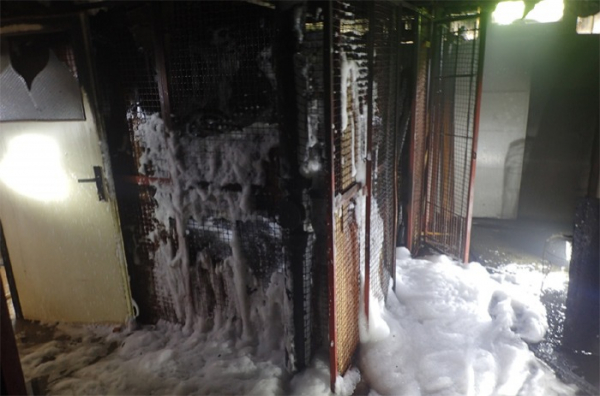 Při požáru bytovky v Králově Dvoře hasiči zachránili tři osoby